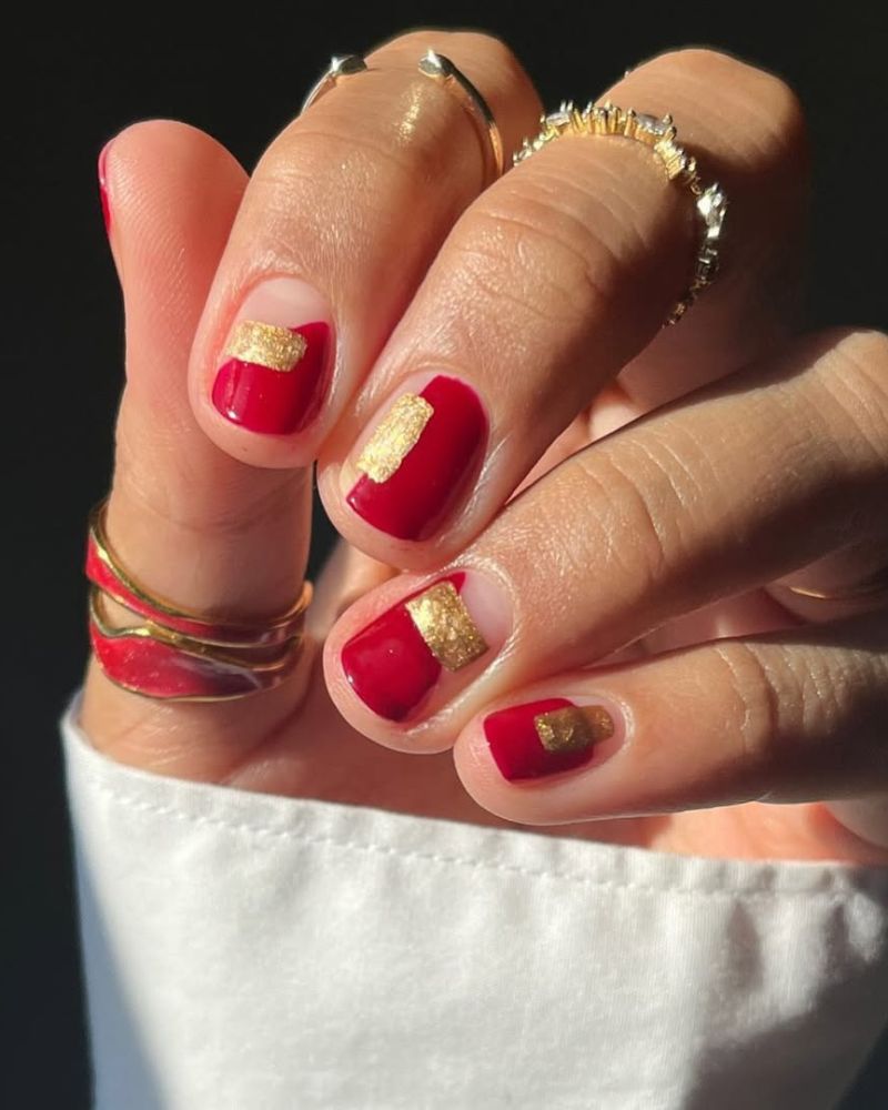 ongles courts avec nail art rouge et or géométrique