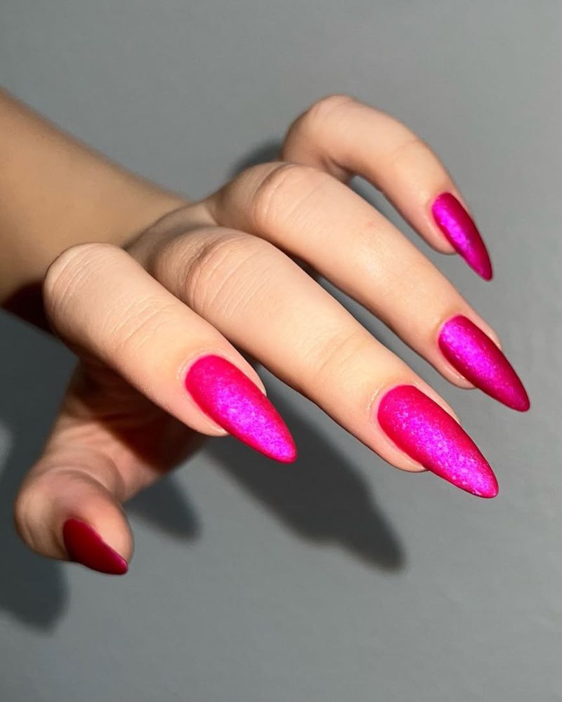 ongles stiletto, ongles roses étincelants