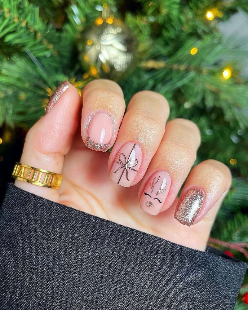 designs d’ongles scintillants pour Noël avec cadeau et renne