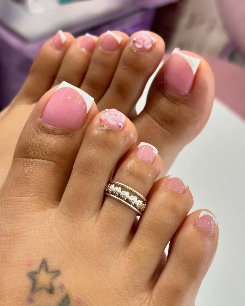 pédicure française, bouts blancs sur les orteils