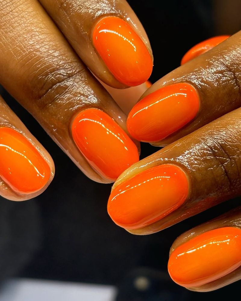 ongles orange néon, ongles courts d'été