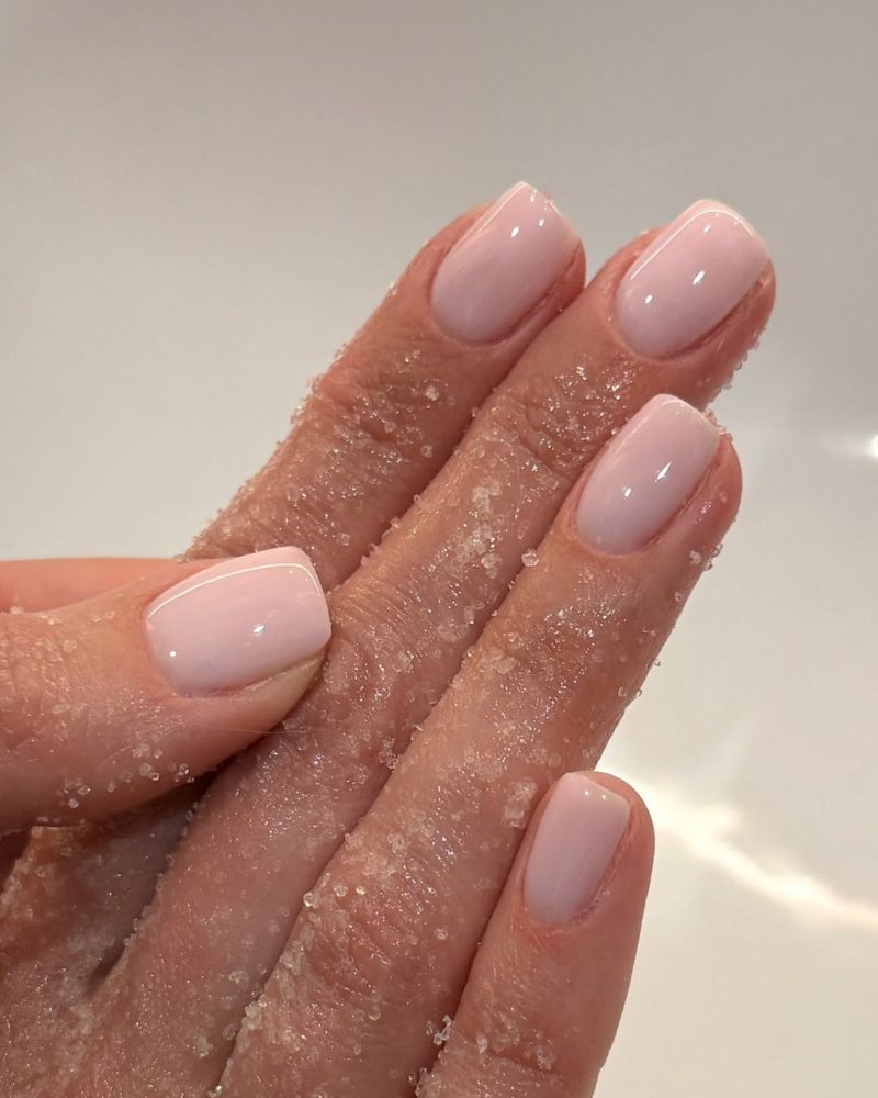 ongles courts rose laiteux en gel