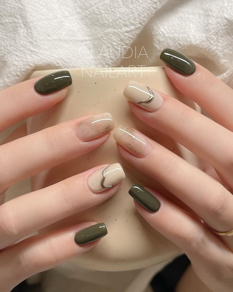 ongles crème et vert olive sur forme carrée
