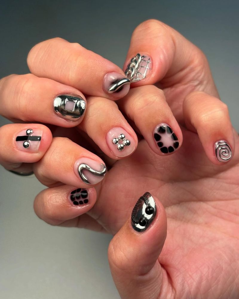 art d'ongles noir et argent sur ongles naturels courts