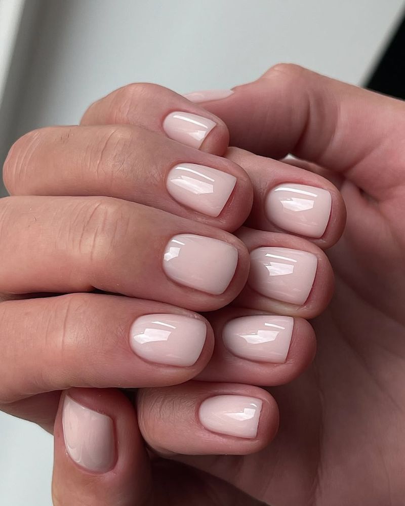 manucure micro gel nude courte milky