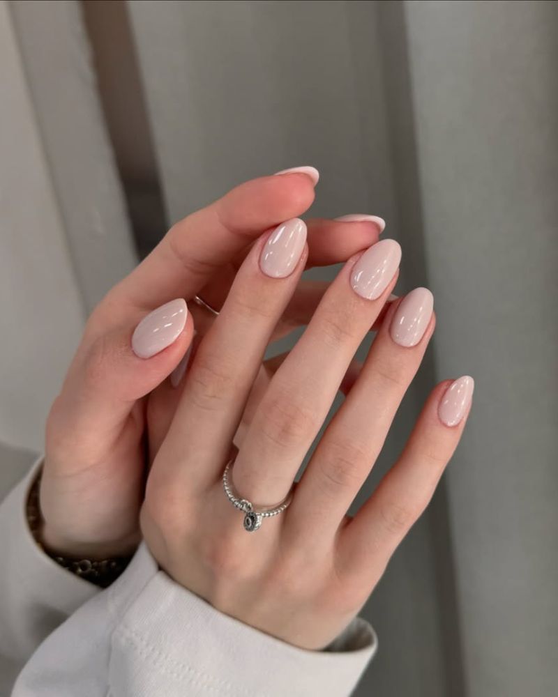 ongles beige, manucure soignée