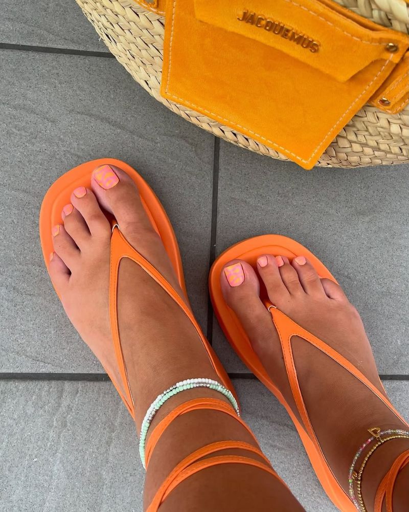designs d’ongles d’orteils printaniers, ongles orange