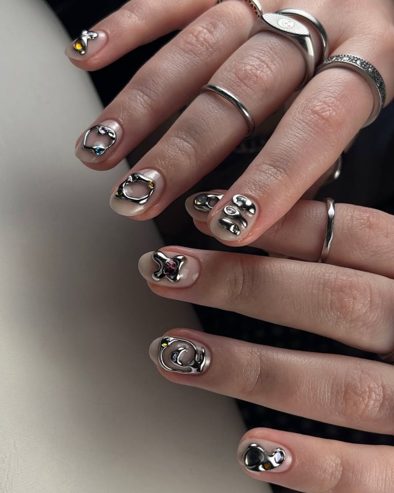 nail art 3D argenté sur ongles courts blancs laiteux