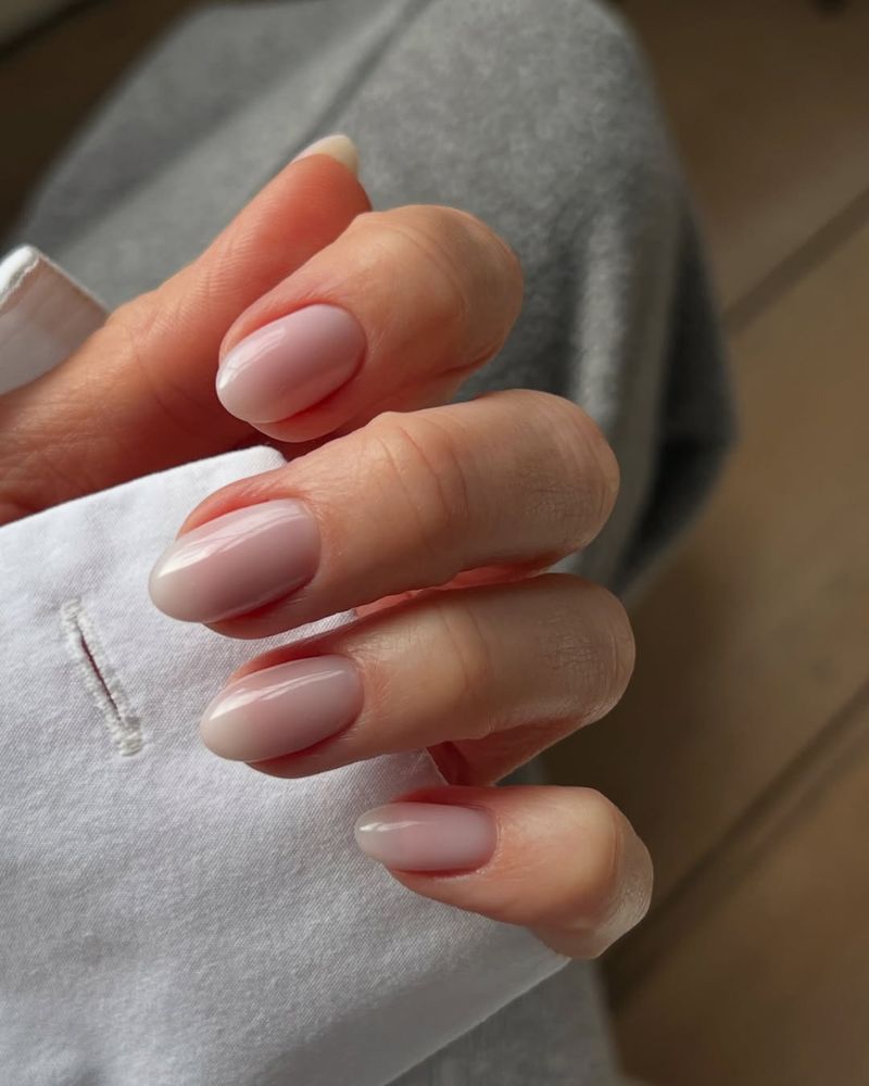 ongles courts nude avec pointes blanches laiteuses