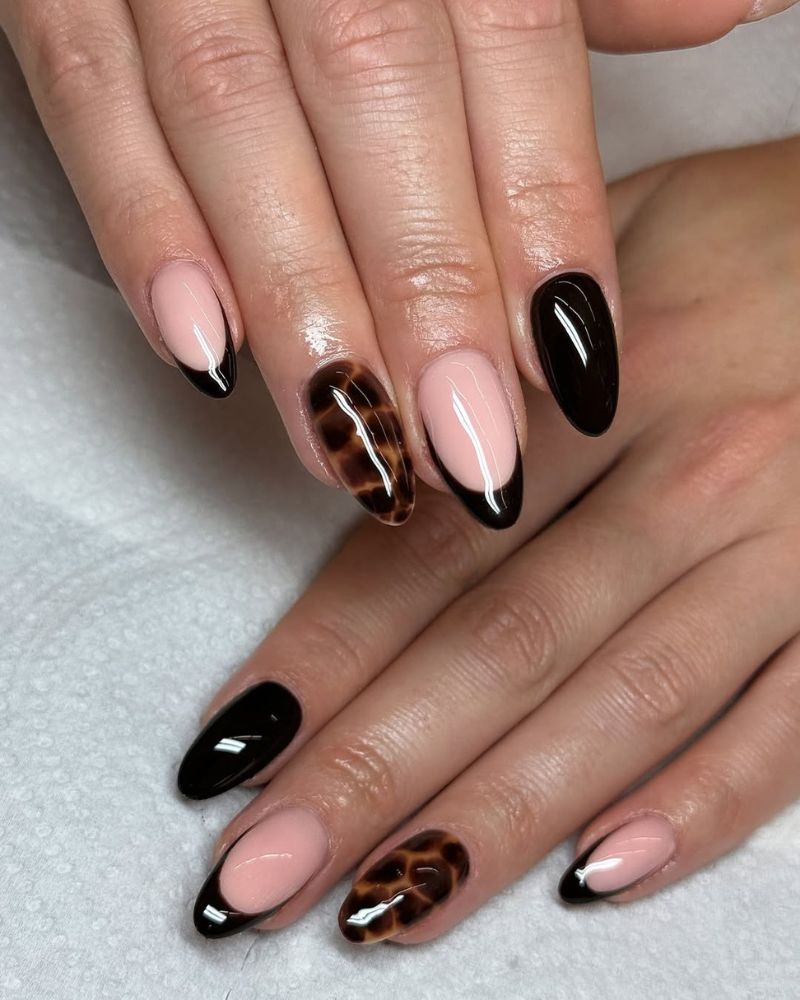 ongles noirs avec extrémités noires, nail art marron