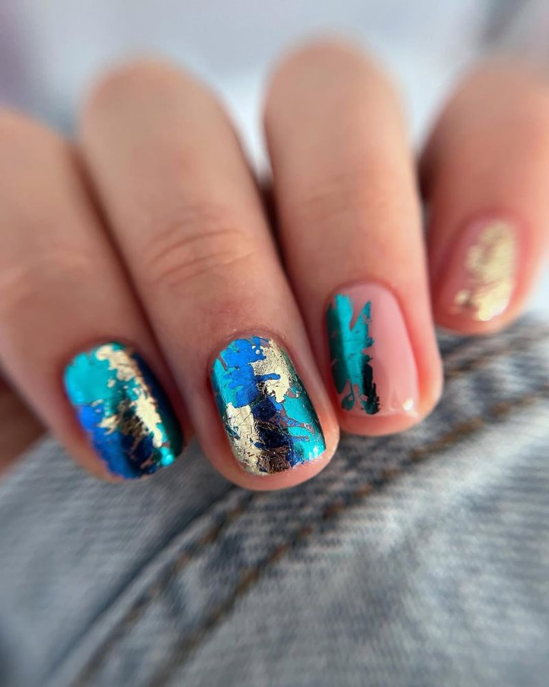 manucure stylée, ongles bleu et or