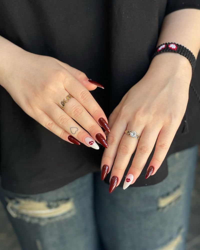 ongles bordeaux avec nail art bisous