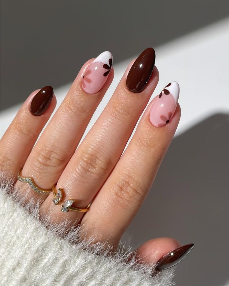 ongles marron avec nail art floral pour l’automne