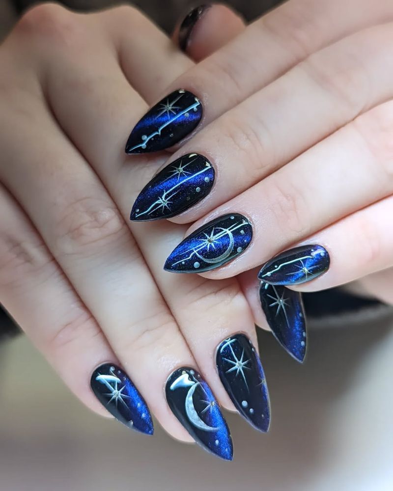 ongles stiletto, vernis bleu magnétique, lune et étoiles argentées