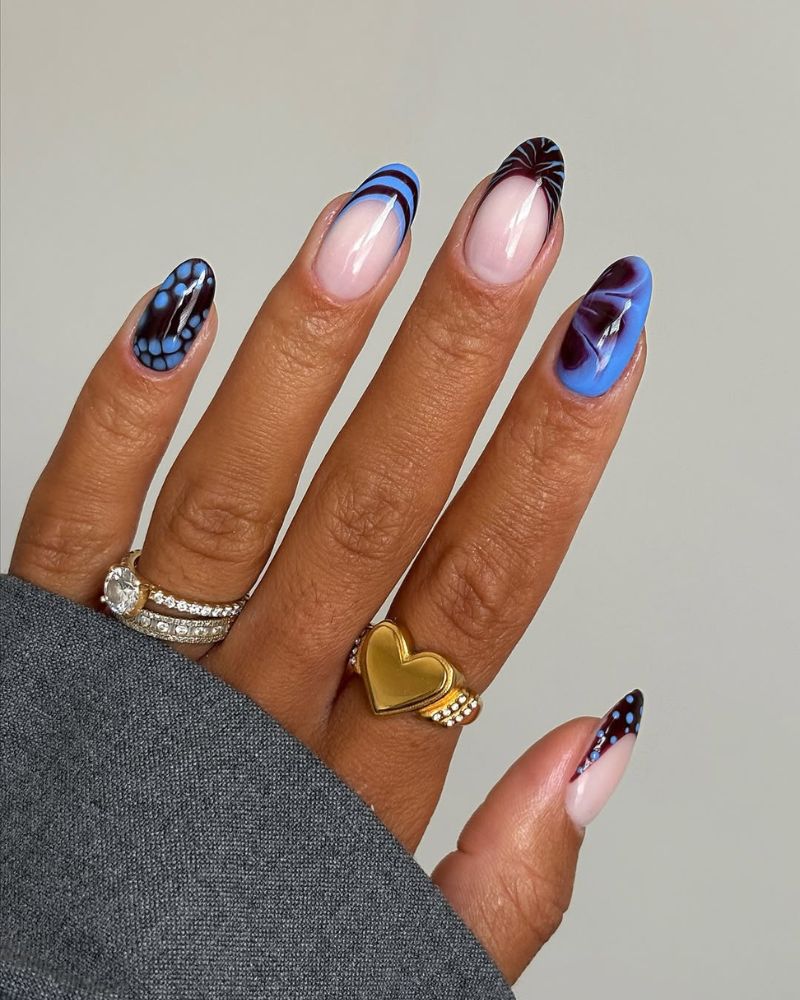 ongles bleu vif et bordeaux foncé pour manucure d'automne