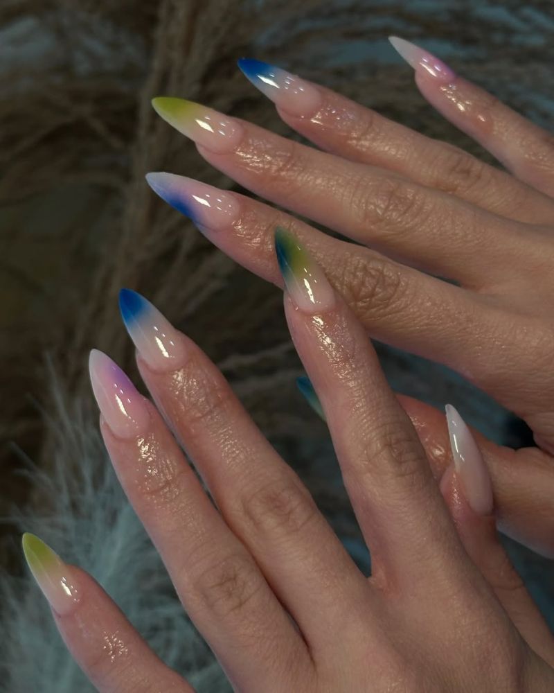 longs ongles stiletto nude avec couleurs d’automne en aérosol
