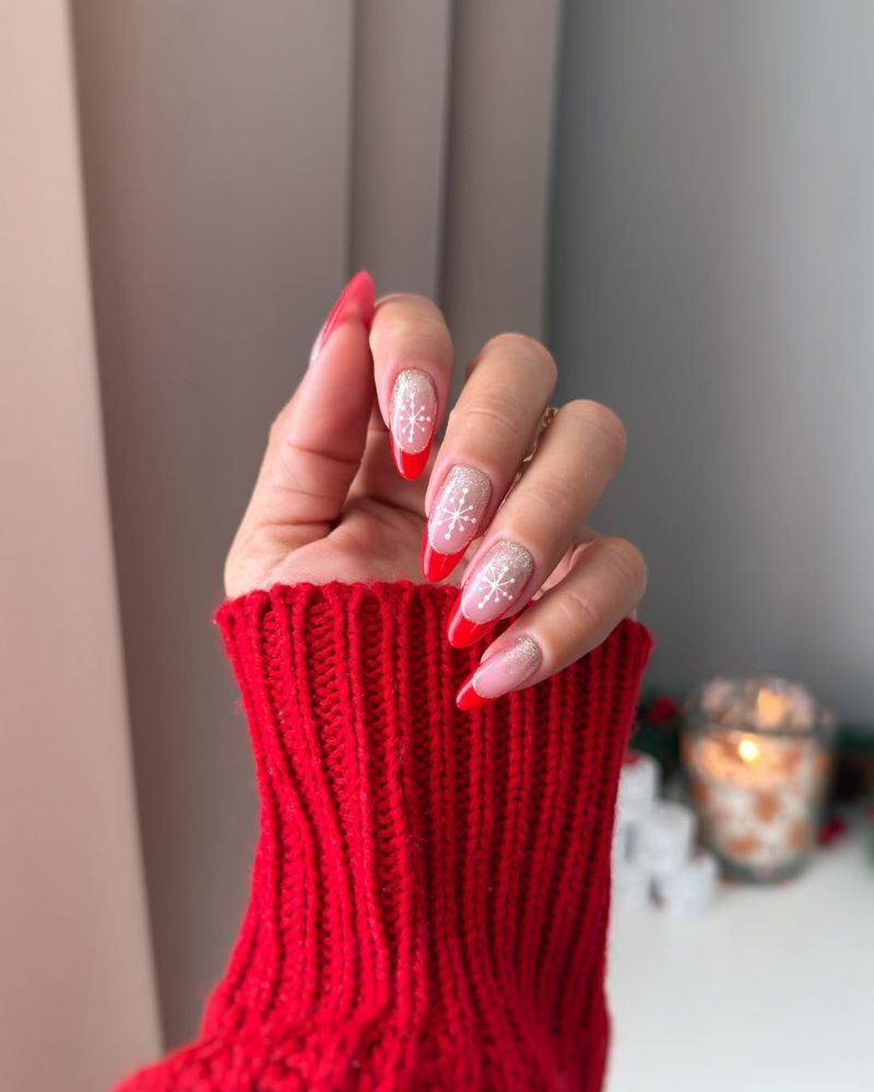 ongles longs en amande avec french tips rouges pour Noël
