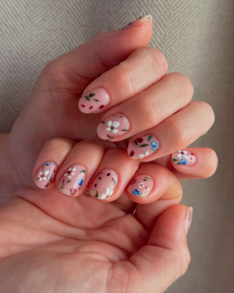 design minimaliste de nail art floral, manucure propre