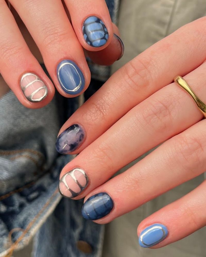 ongles bleus courts, art des ongles bleu clair, ongles bleus et argentés
