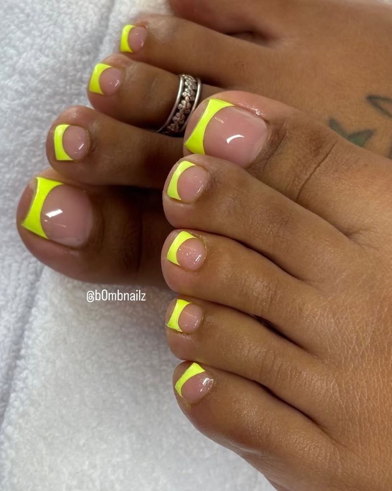 pédicure française néon verte sur les orteils