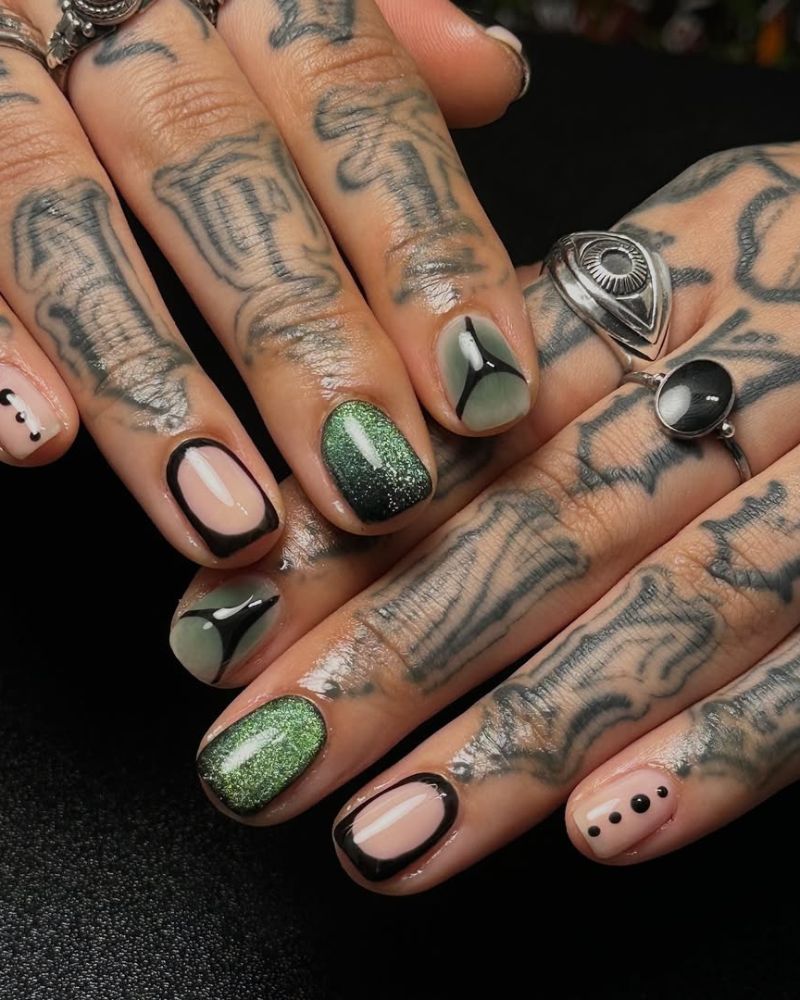 ongles courts noirs et verts avec aura, vernis cat eye, points et cadres