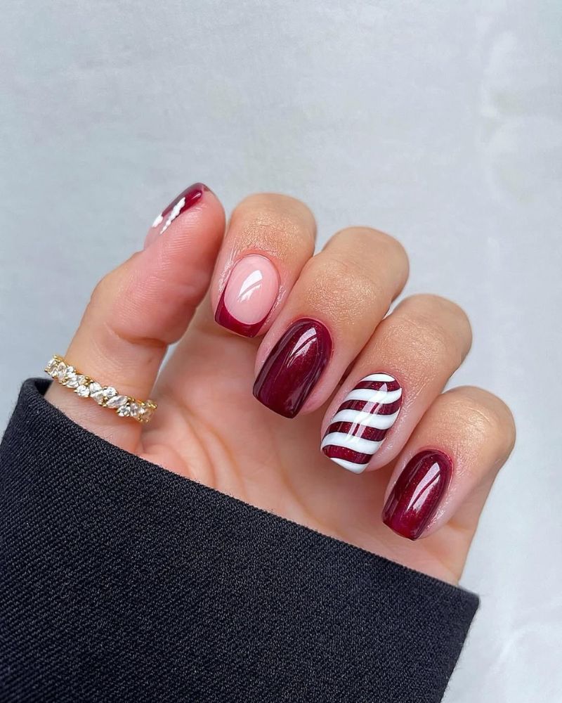 designs d’ongles cane de bonbon rouge profond