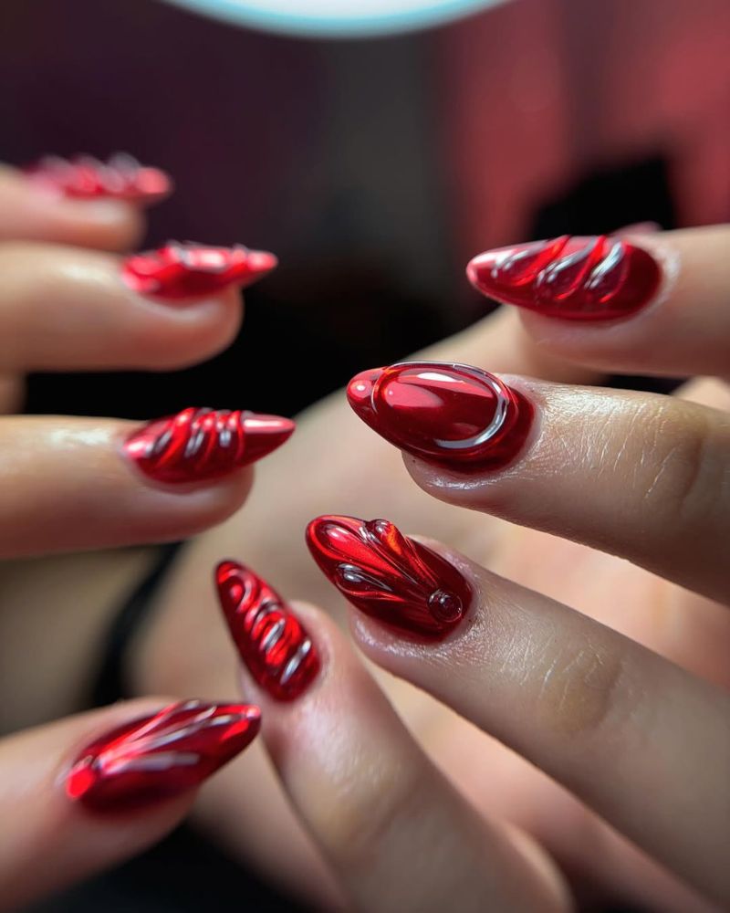 ongles chrome rouge foncé avec art d’ongle 3D transparent