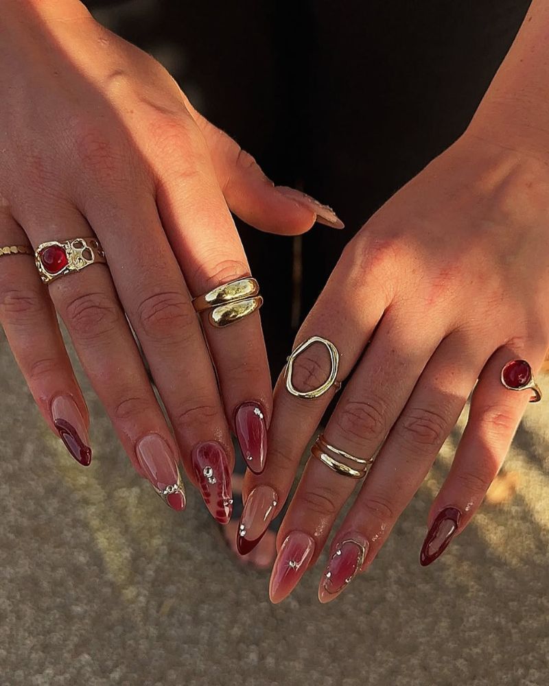 nail art rouge sur manucure nude, ongles stiletto