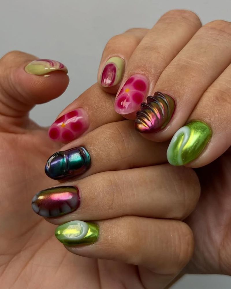 ongles chrome automnaux avec design vert, violet et rose