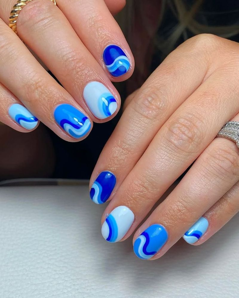 ongles bleus, ongles océaniques, art d'ongle tourbillonnant