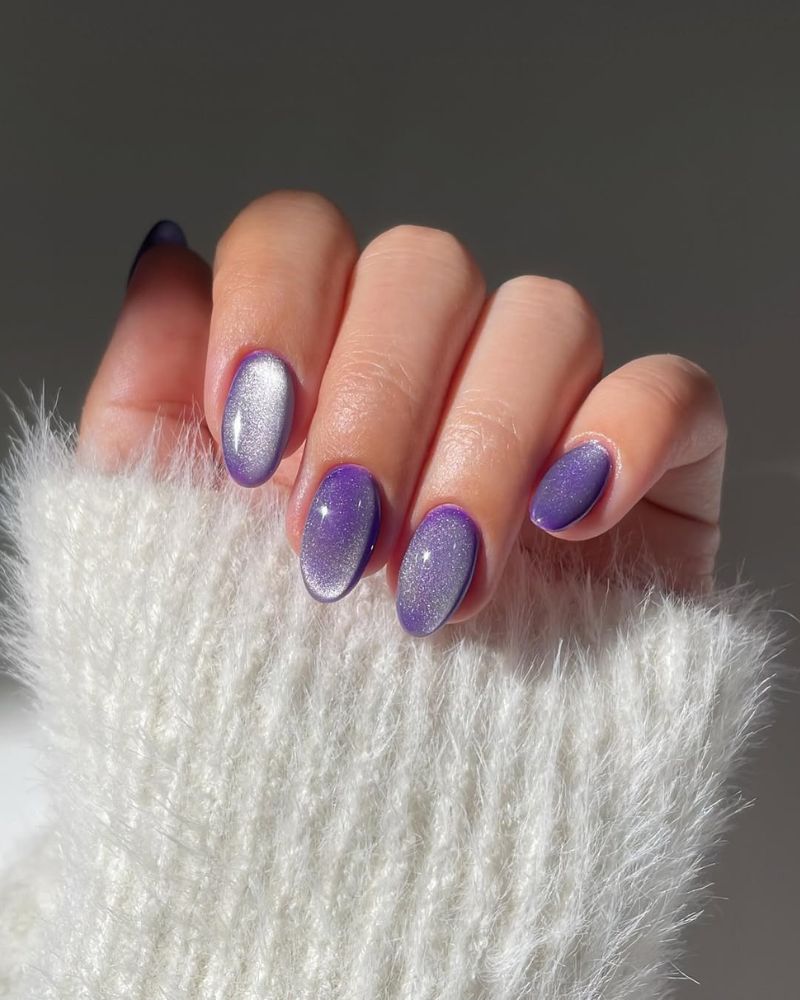 ongles effet œil de chat, ongles violets, ongles printaniers