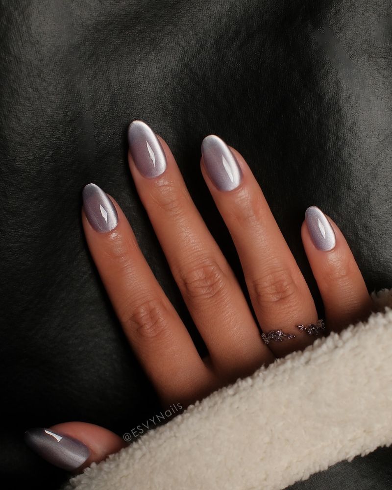 ongles velours violets ronds pour l’hiver