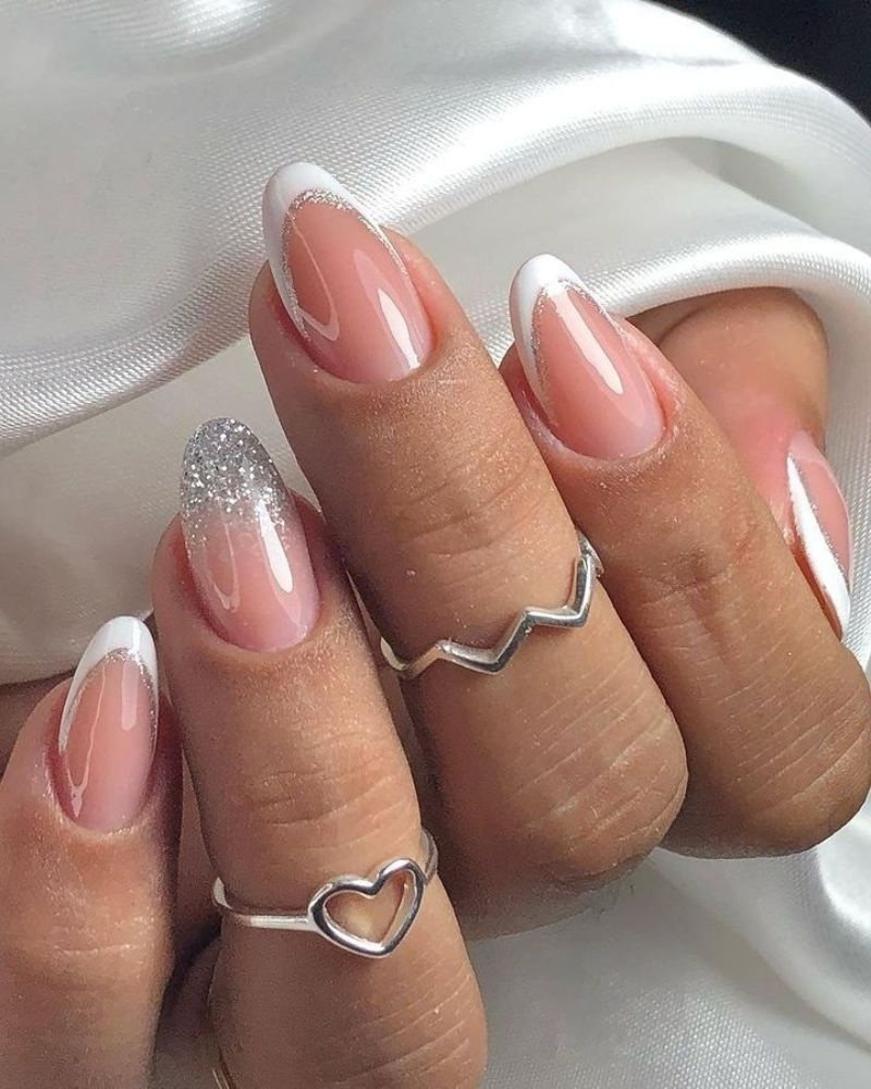 ongles argentés et blancs, dessins french