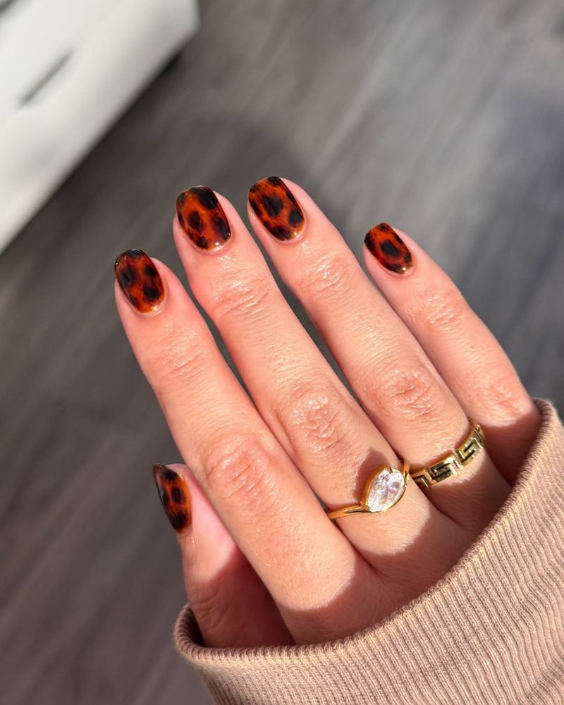 nail art écaille de tortue pour l’automne sur ongles courts
