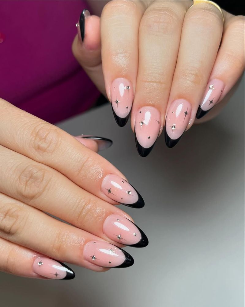 manucure française noire, nail art étoiles argentées
