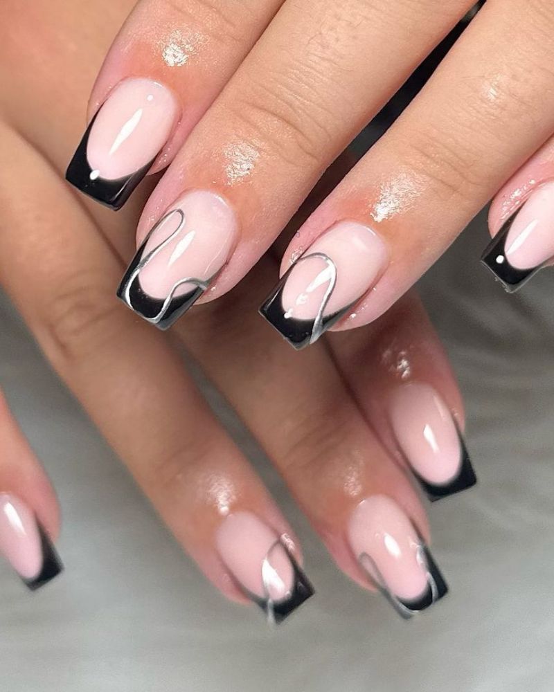 volutes argentées sur ongles noirs