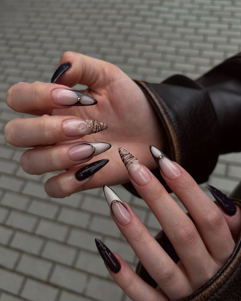 nail art marron pour ongles longs stiletto sur base nude