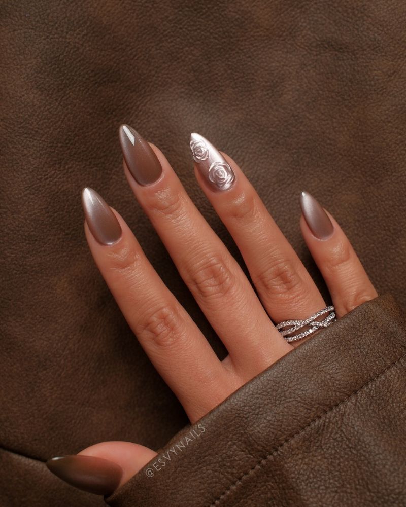 ongles stiletto brun velours avec nail art romantique