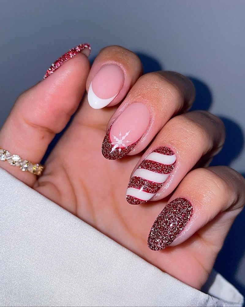 ongles rouges scintillants avec art d’ongle cane de bonbon