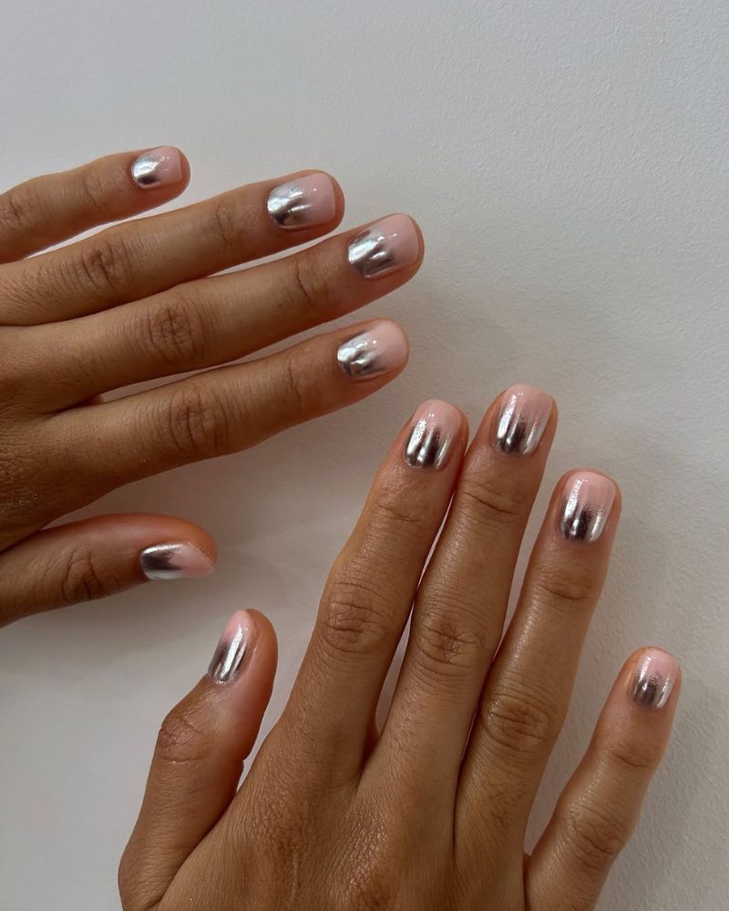 dégradé chrome argenté sur ongles courts nus naturels