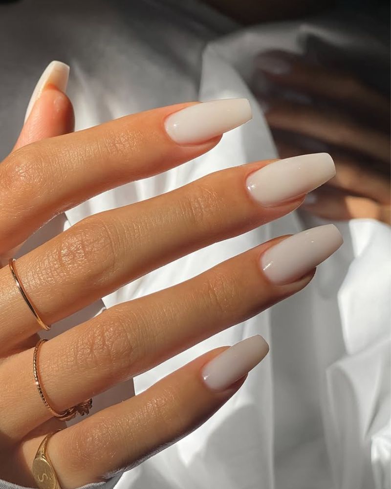 ongles blanc laiteux, vernis classe pour l'été