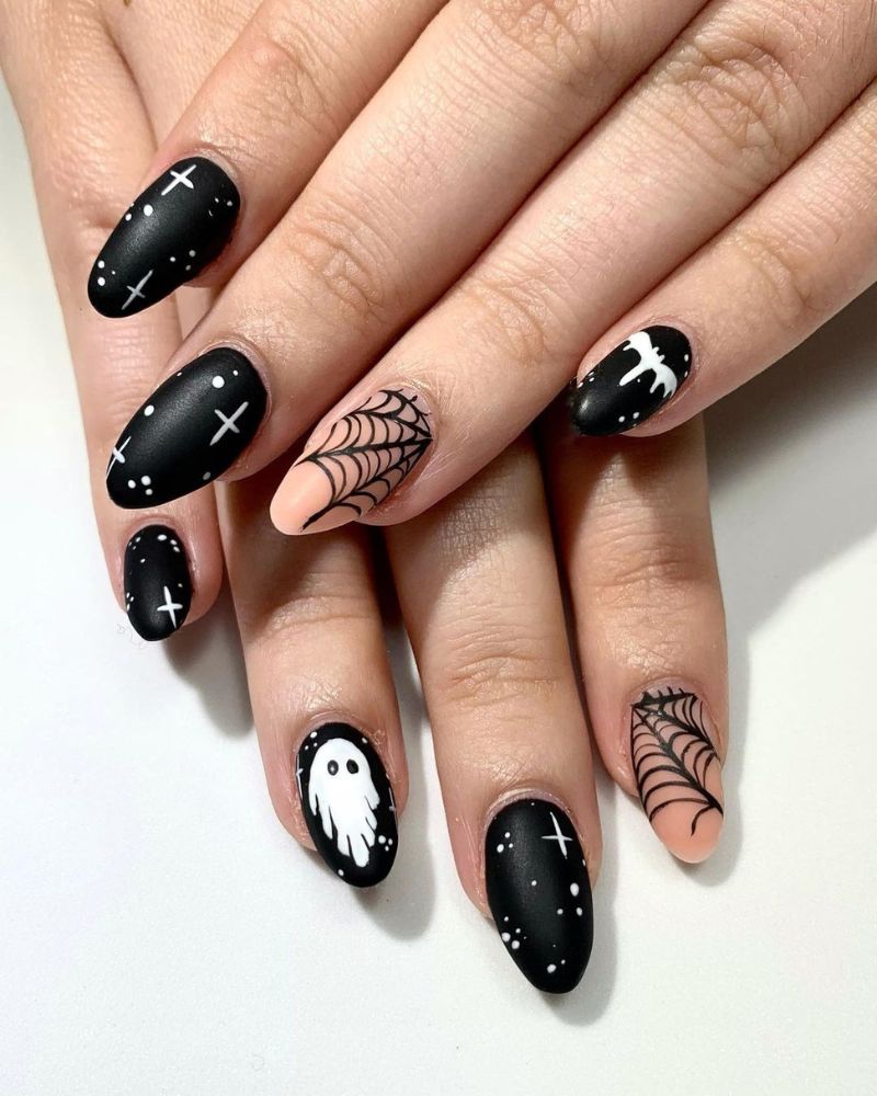 ongles halloween noirs mats