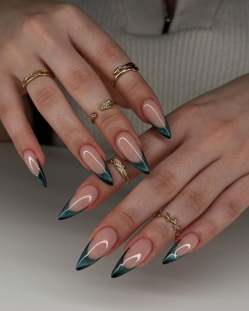 ongles stilettos, pointes vert pailleté, ongles longs