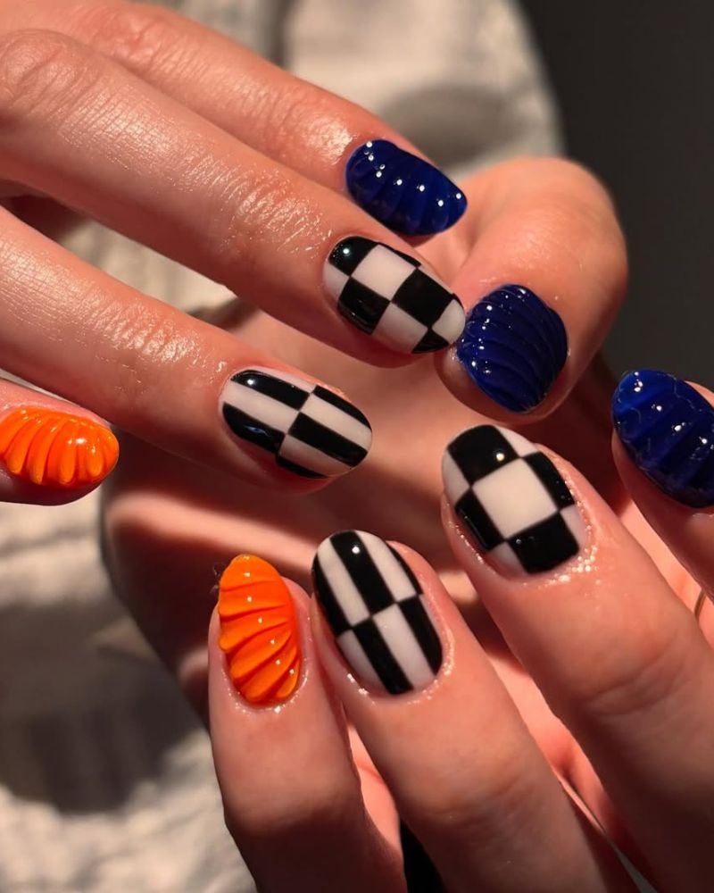 nail art à carreaux, bleu royal foncé et orange vif