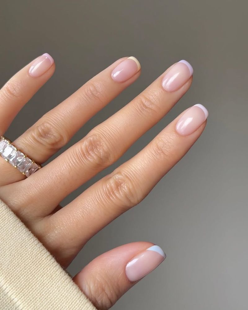 idées d'ongles nude naturels avec pointes pastel colorées