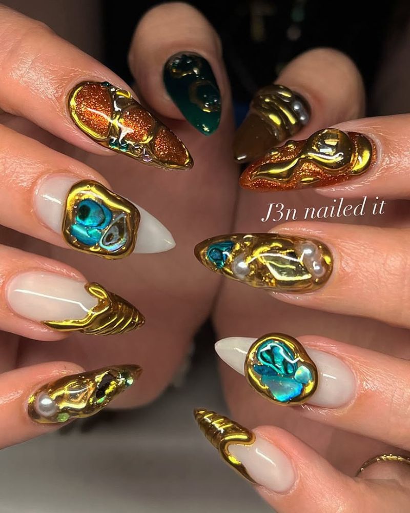 nail art or fondu avec pierres précieuses et forme stiletto