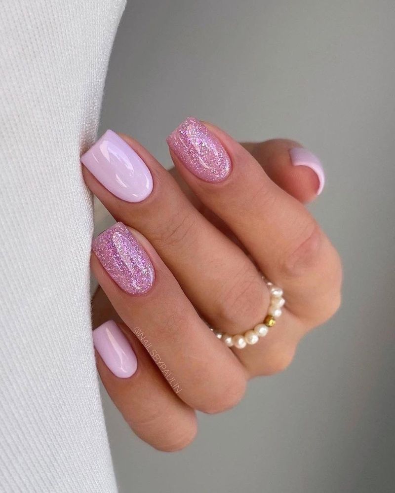 ongles roses scintillants, design rose clair