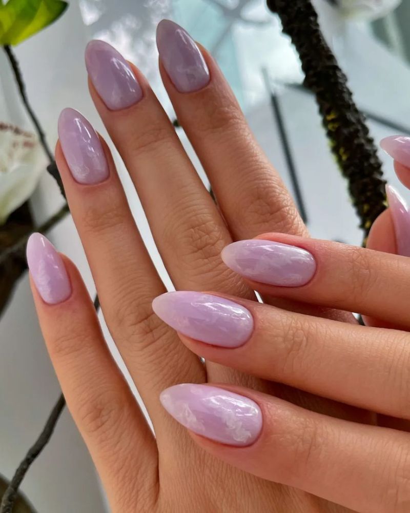 design d'ongles violet clair marbré