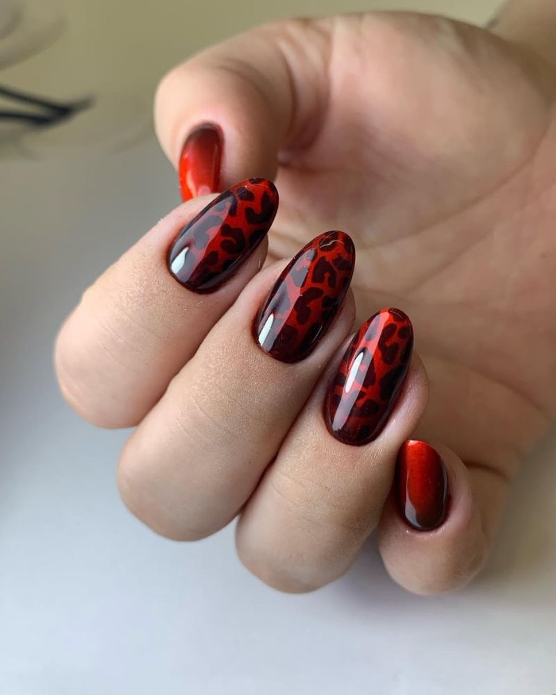 ongles imprimé animal rouge avec effet œil de chat