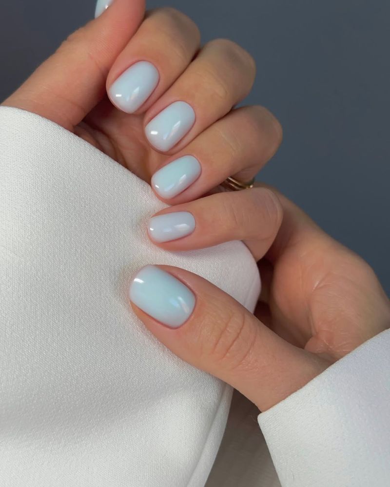 ongles bleu bébé, ongles gel, ongles courts de printemps